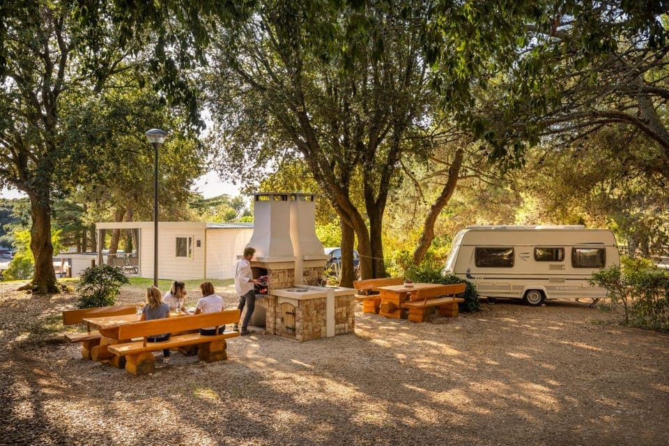 Seating area, Area and facilities, group of guests