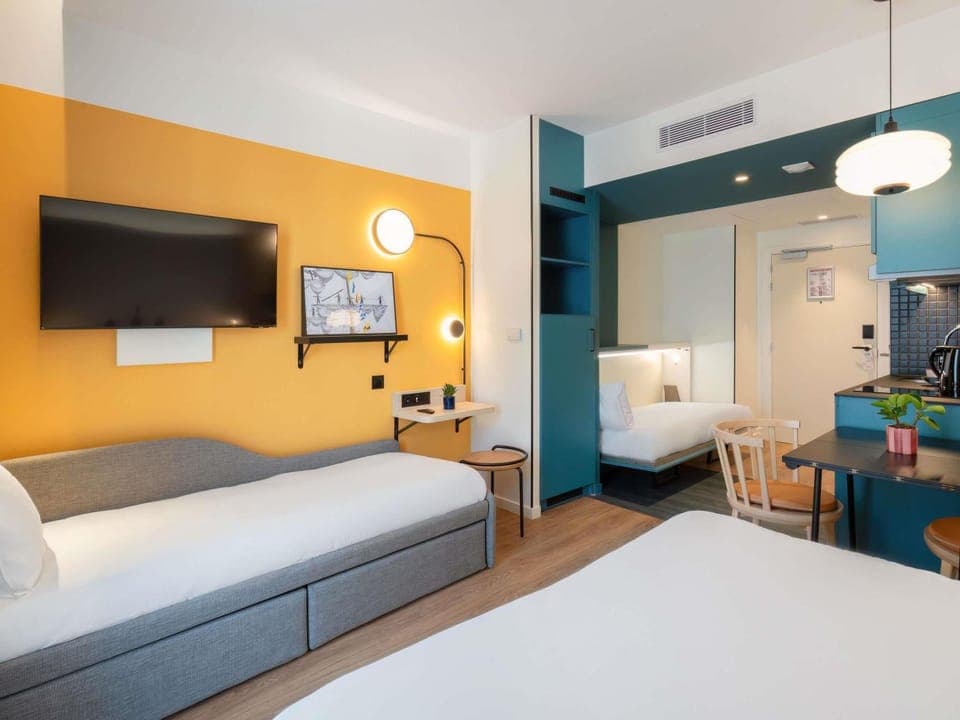 Bed, TV and multimedia, Kitchen or kitchenette, Photo of the whole room, Seating area, Bedroom