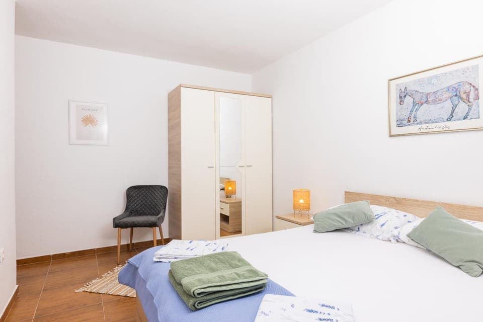 Bed, Photo of the whole room, Seating area, Bedroom, towels