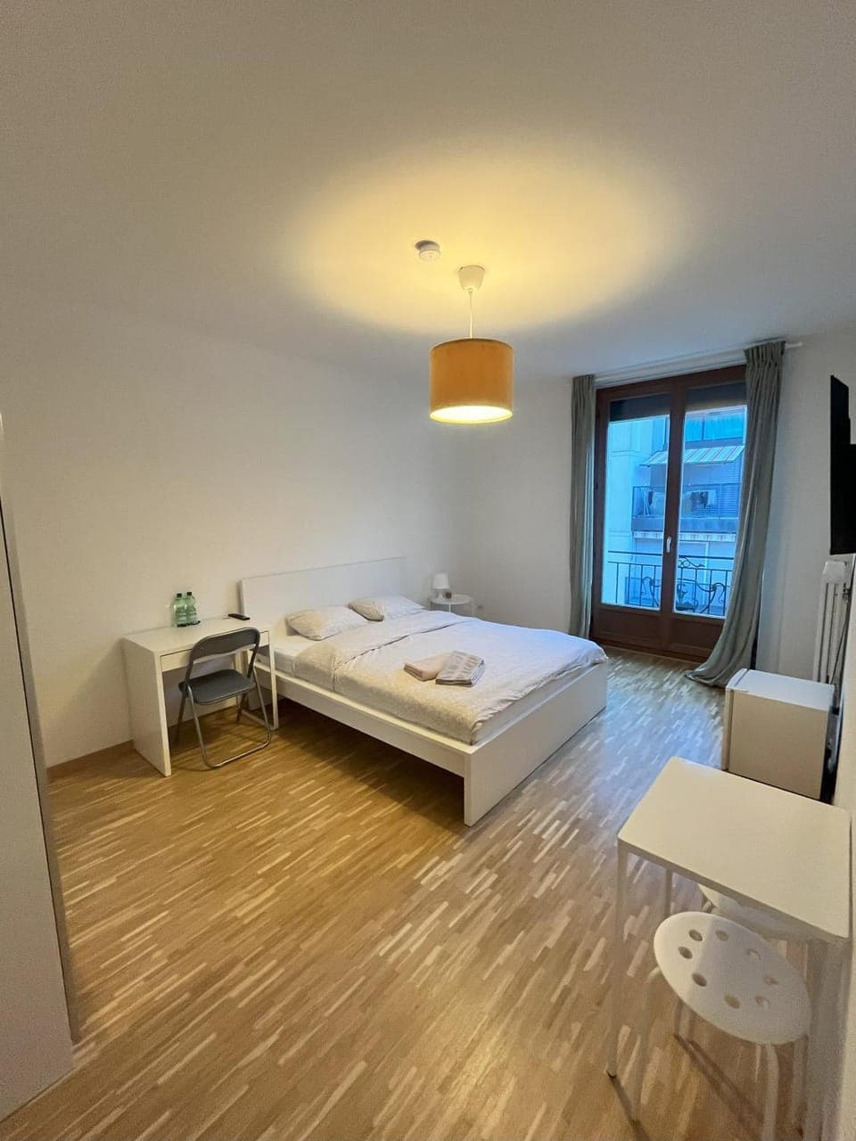 Bed, TV and multimedia, Photo of the whole room, Bedroom, oven, towels