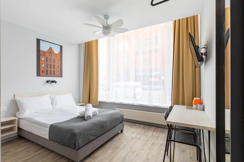 Bed, TV and multimedia, Photo of the whole room, Bedroom