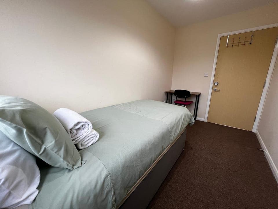 Bed, Bedroom, towels