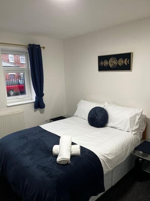 Bed, Photo of the whole room, Bedroom, towels