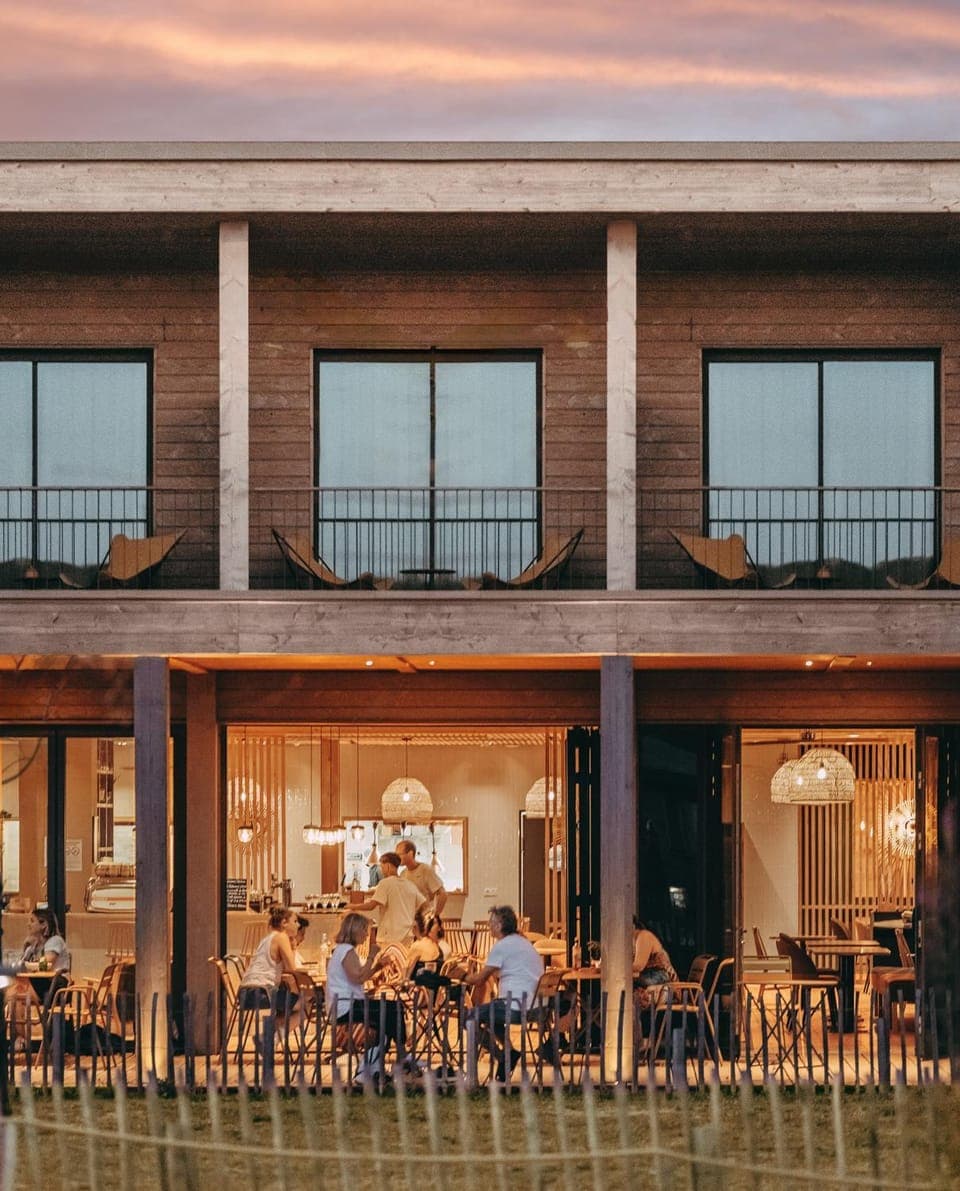 Property building, Patio, Restaurant/places to eat, People, Seating area