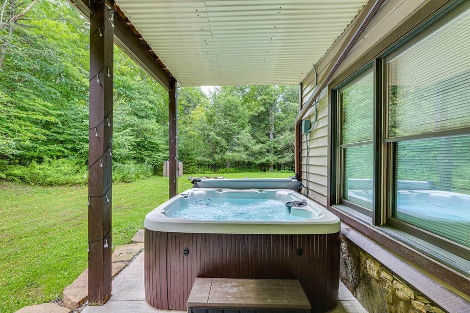 Cabin w/ Hot Tub and WiFi: 4 Mi to Snowshoe Resort Cabin in Shenandoah Valley