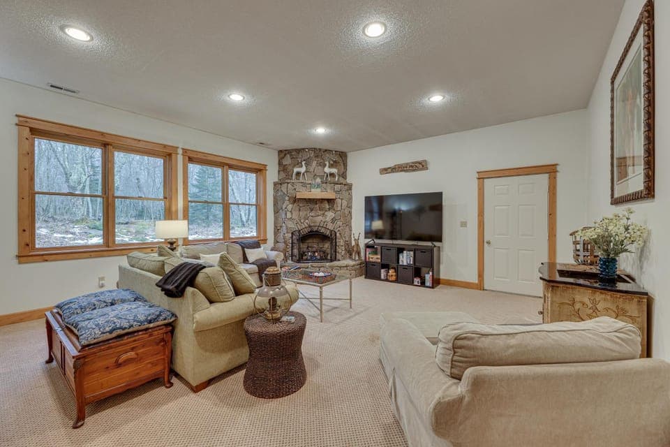 Cabin w/ Hot Tub and WiFi: 4 Mi to Snowshoe Resort Cabin in Shenandoah Valley