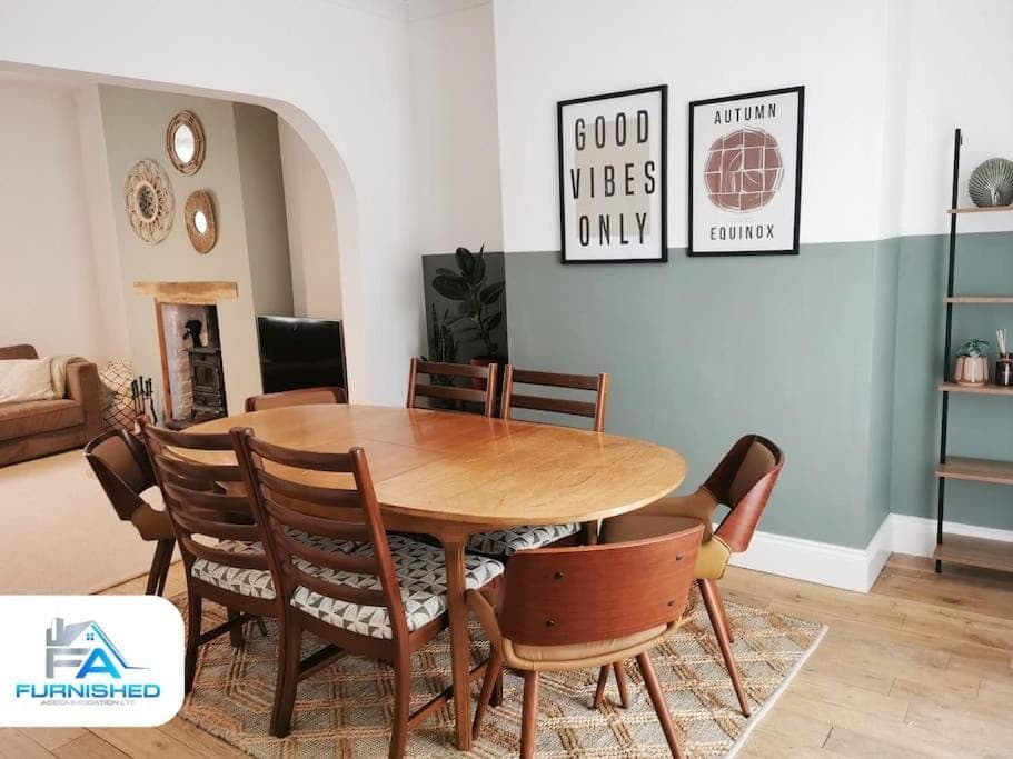 Seating area, Dining area