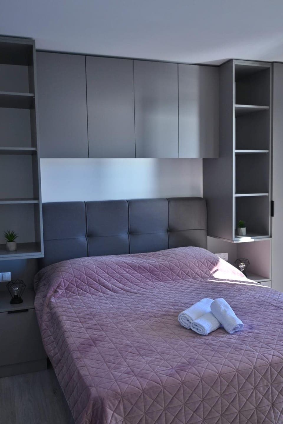 Bed, Bedroom, towels