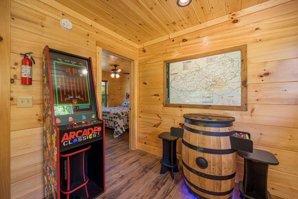 Happy Hideout, country livin with great mountain views, hot tub, arcades, fire pit, pets ok with fee Chalet in Cosby