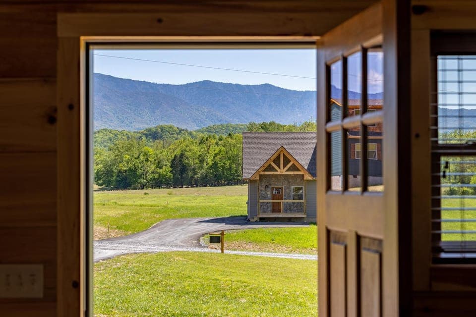 Happy Hideout, country livin with great mountain views, hot tub, arcades, fire pit, pets ok with fee Chalet in Cosby