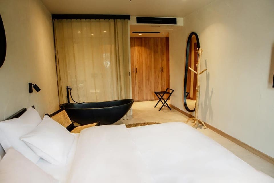 Bed, Photo of the whole room, Bedroom, Bath, towels