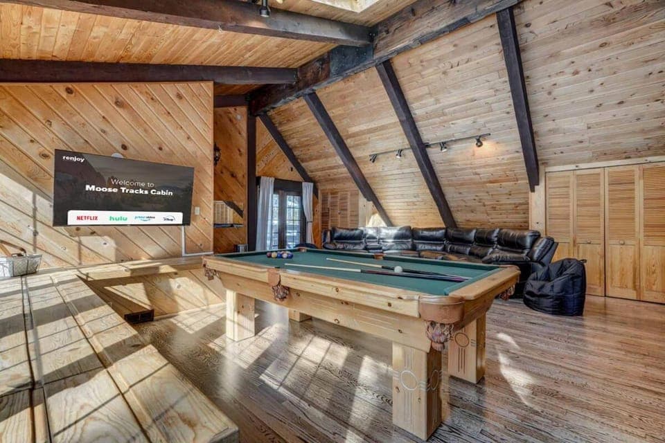 Moose Tracks Cabin - Hot Tub BBQ Billiards Groups Cabin in Woodland Park