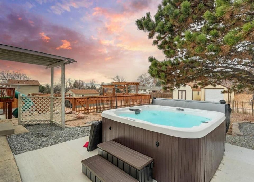 Evergreen Luxe - Hot Tub Gaming Haven Big Groups House in Colorado Springs