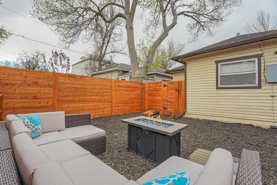 Game Parlour - Downtown Workspace BBQ Fire Pit House in Old Colorado City
