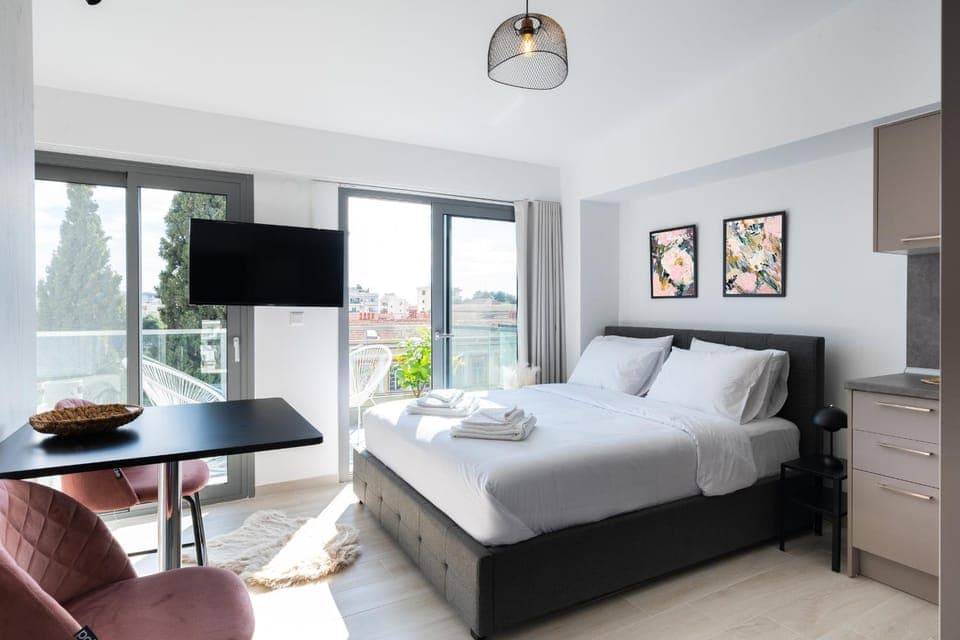 Bed, TV and multimedia, Dining area, hair dresser, towels