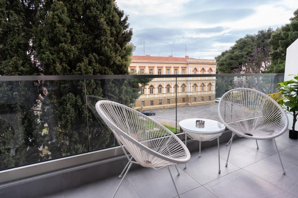 View (from property/room), Balcony/Terrace, Living room