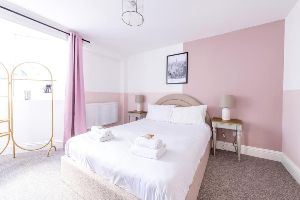 Bed, Photo of the whole room, Bedroom, towels