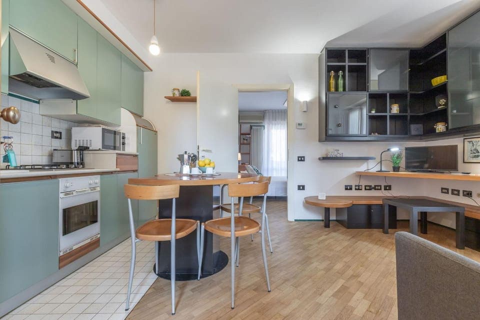 Kitchen or kitchenette, Dining area