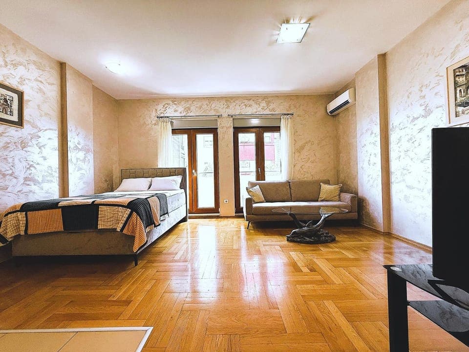 Property building, Nearby landmark, Restaurant/places to eat, Garden, View (from property/room), Living room, City view, City view, Landmark view, Mountain view, River view, Street view, Supermarket/grocery shop, Quiet street view, Inner courtyard view, Parking, hair dryier, wardrobe, air conditioner