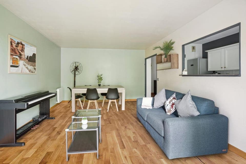 TV and multimedia, Living room, Seating area, Dining area