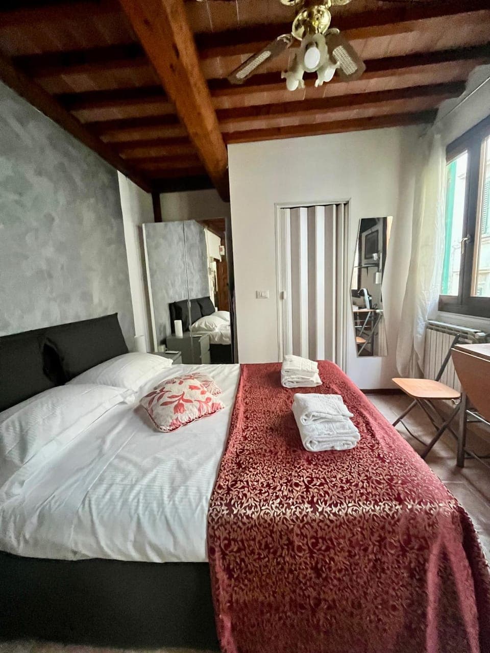 Bed, Bedroom, towels