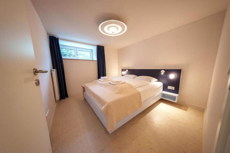 Photo of the whole room, Bedroom