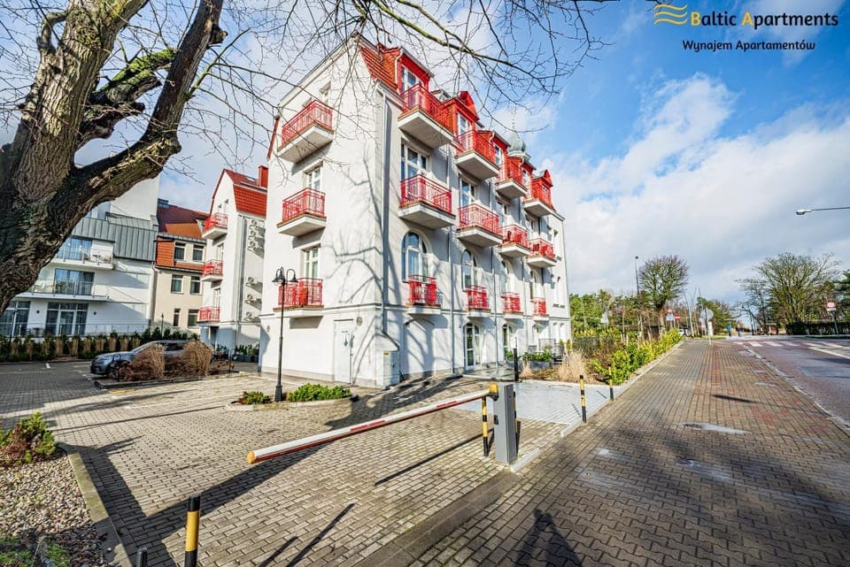 Property building, Spring, Day, Neighbourhood, Location, Parking