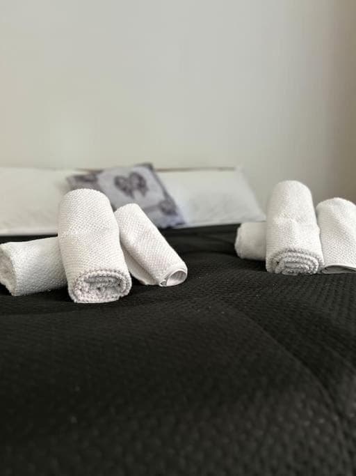 Bed, Bedroom, towels