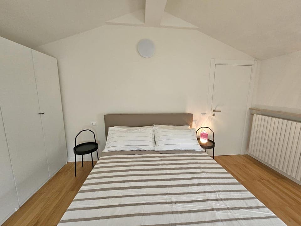 Bed, Photo of the whole room, Bedroom, internet, wardrobe