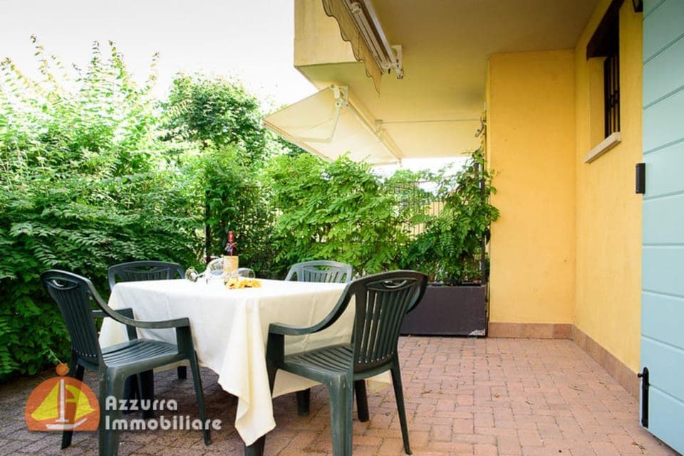 Property building, Balcony/Terrace, Living room