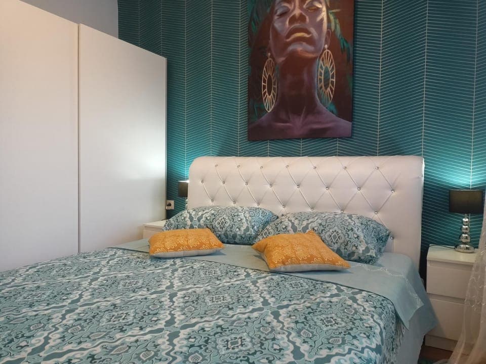 Photo of the whole room, Bedroom