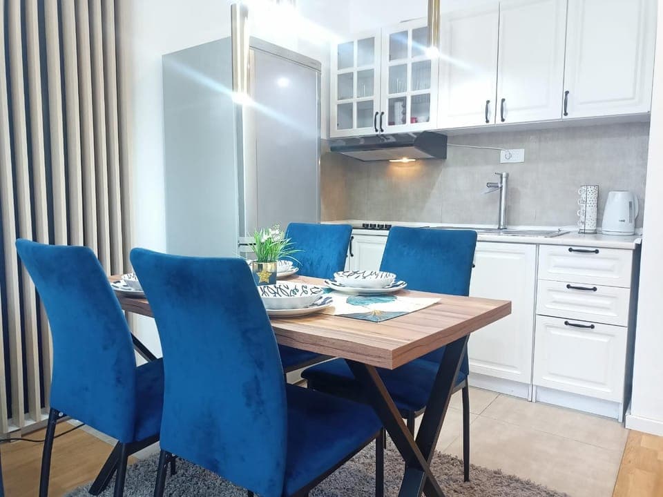 Kitchen or kitchenette, Seating area, Dining area, oven, stove