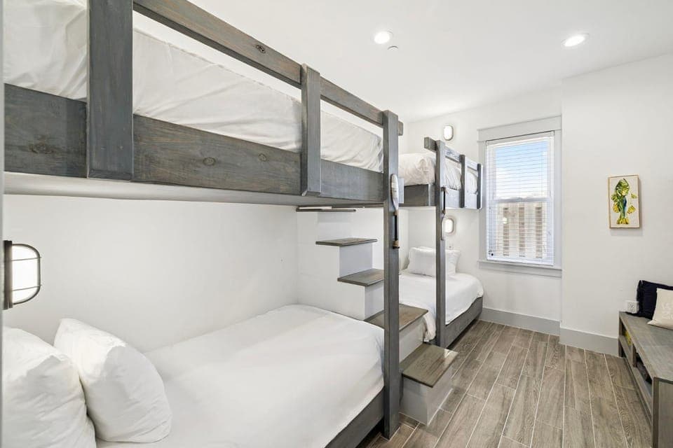 Bedroom, bunk bed