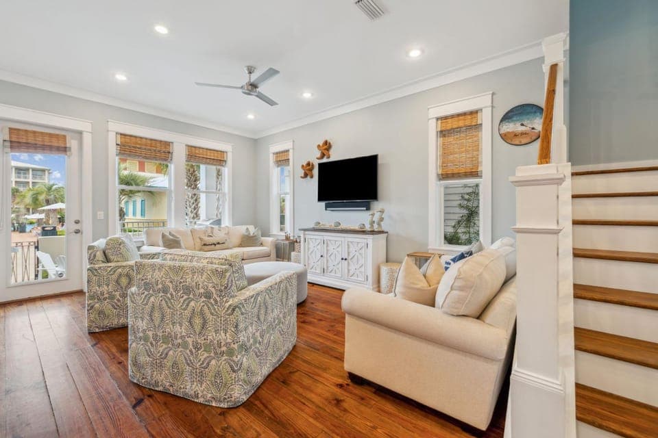 TV and multimedia, Living room, Pets