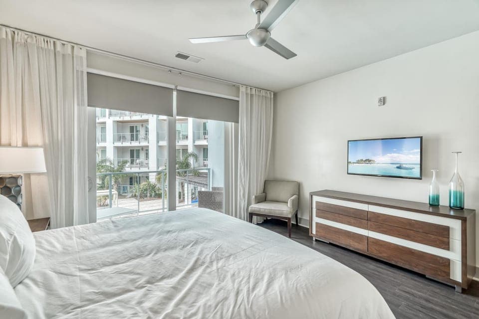 Bed, TV and multimedia, Balcony/Terrace, Seating area, Bedroom