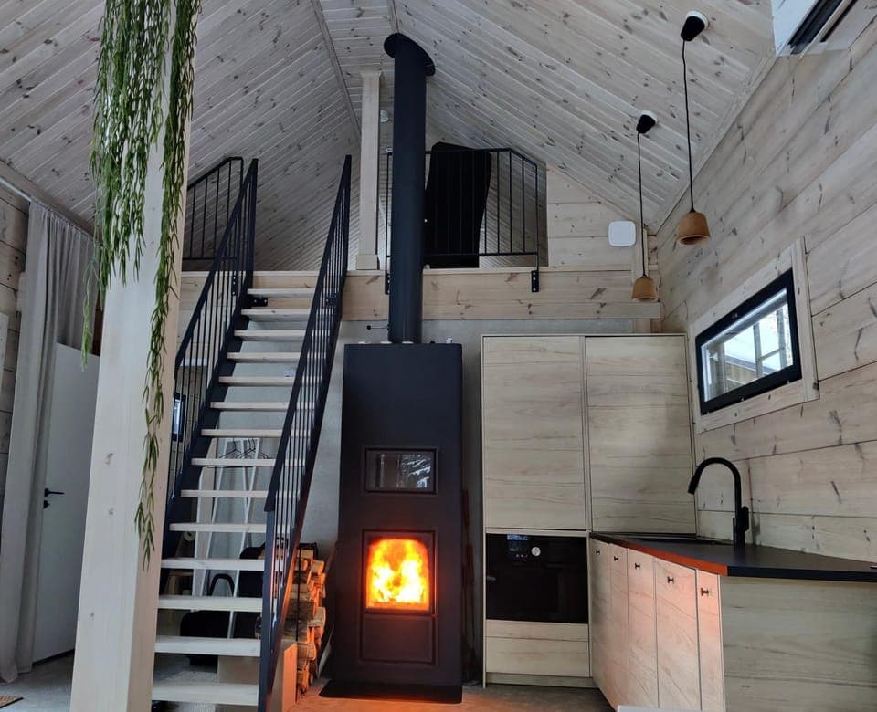 Kitchen or kitchenette, fireplace