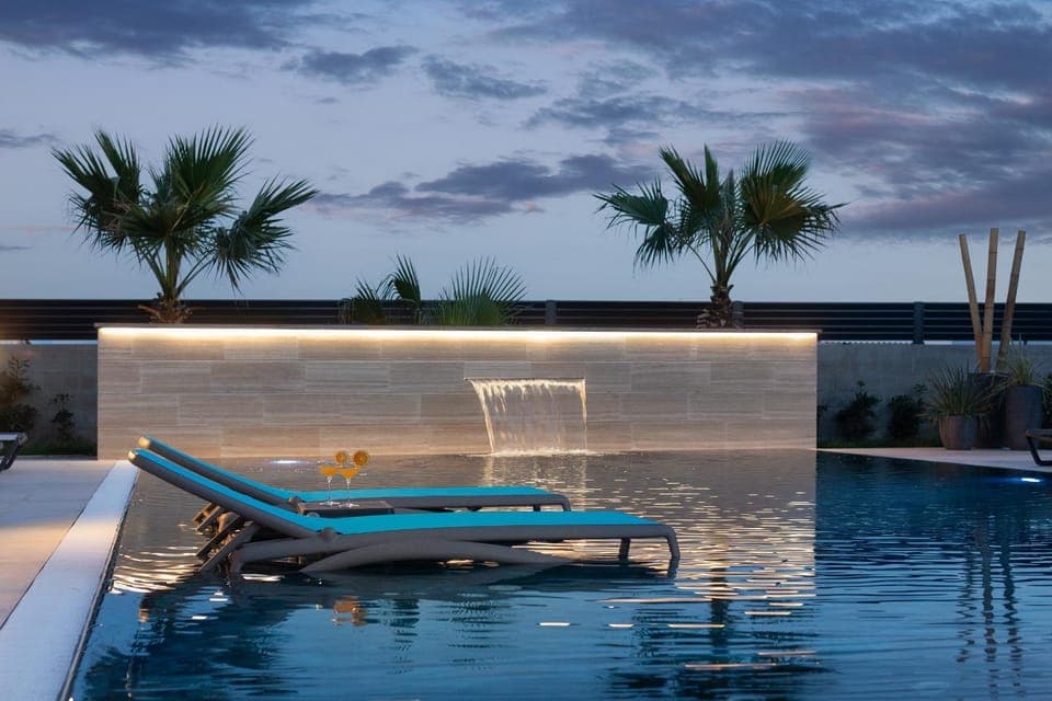Pool view, Swimming pool, sunbed