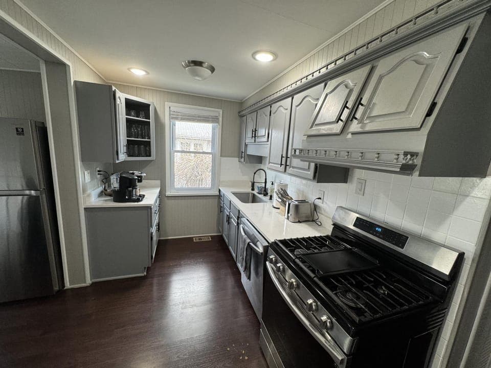 Spacious Retreat Near Convention Centers home House in Des Plaines