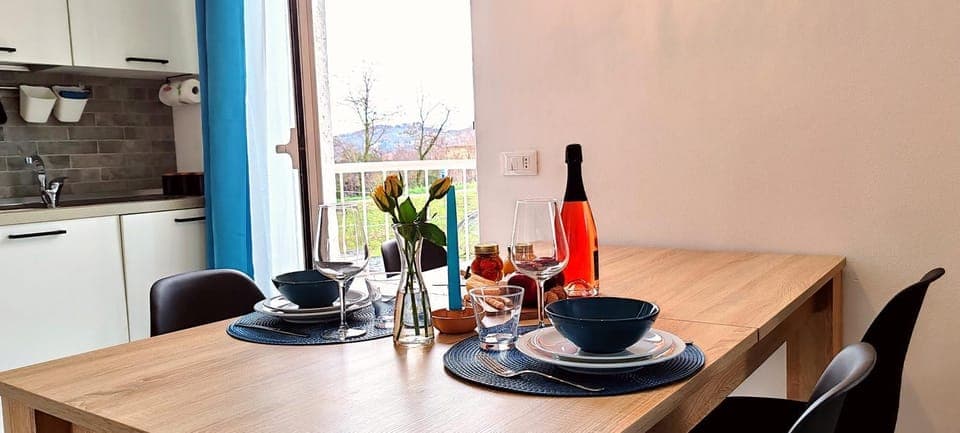 Kitchen or kitchenette, Food and drinks, Dining area, Food, Drinks