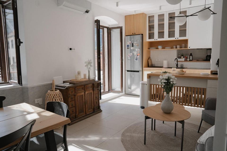 Kitchen or kitchenette, Living room, Dining area