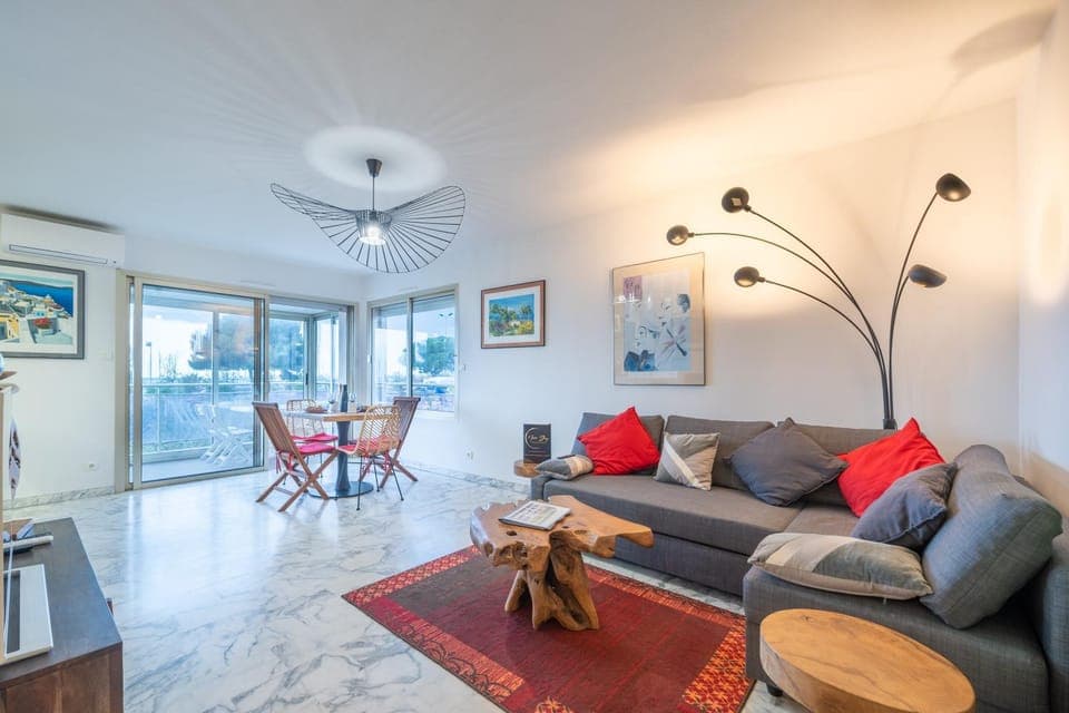 Living room, Seating area, Dining area, fireplace