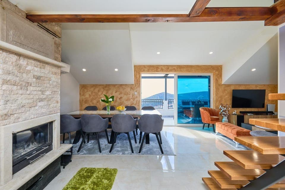 TV and multimedia, Living room, Seating area, Dining area