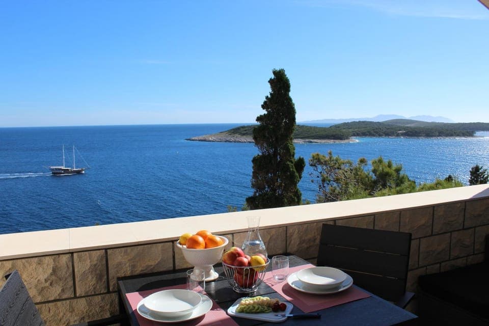 Natural landscape, View (from property/room), Balcony/Terrace, Food and drinks, Dining area, Sea view