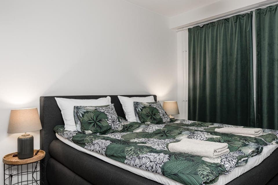 Bed, Photo of the whole room, towels