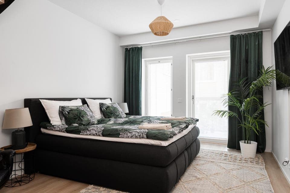 Bed, TV and multimedia, Photo of the whole room, Bedroom