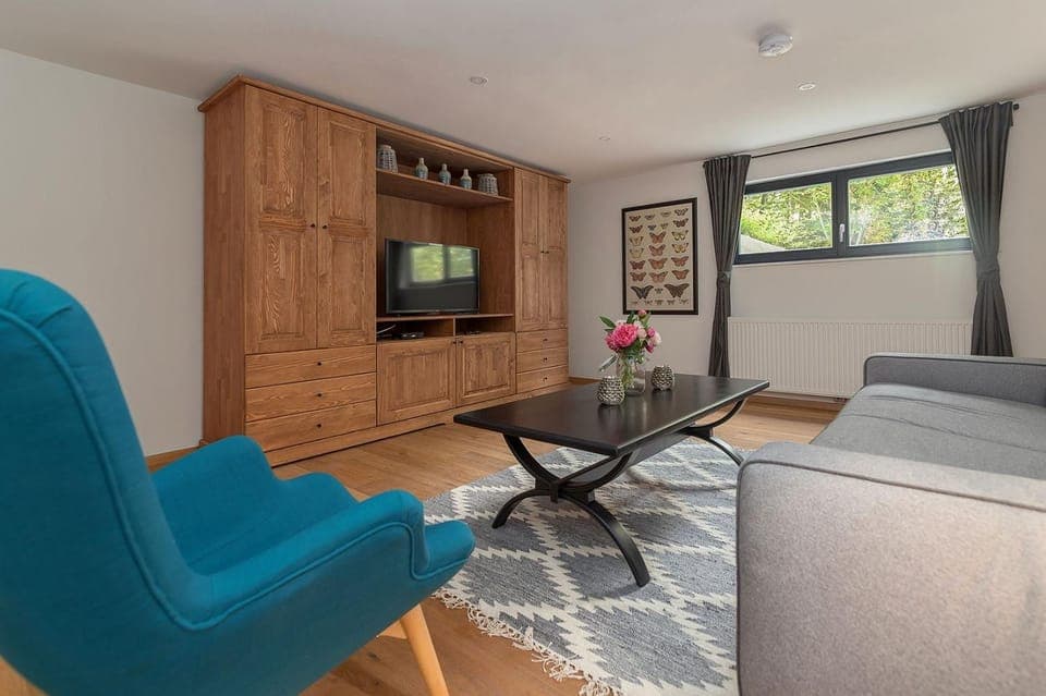 Property building, TV and multimedia, Living room, Seating area, Dining area, wardrobe