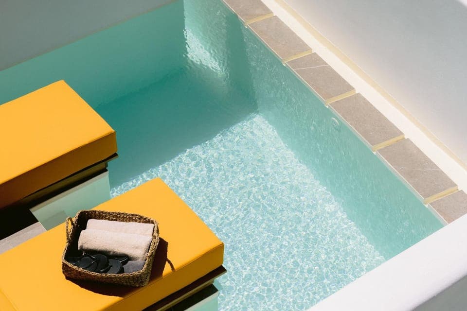 Swimming pool, sunbed, towels