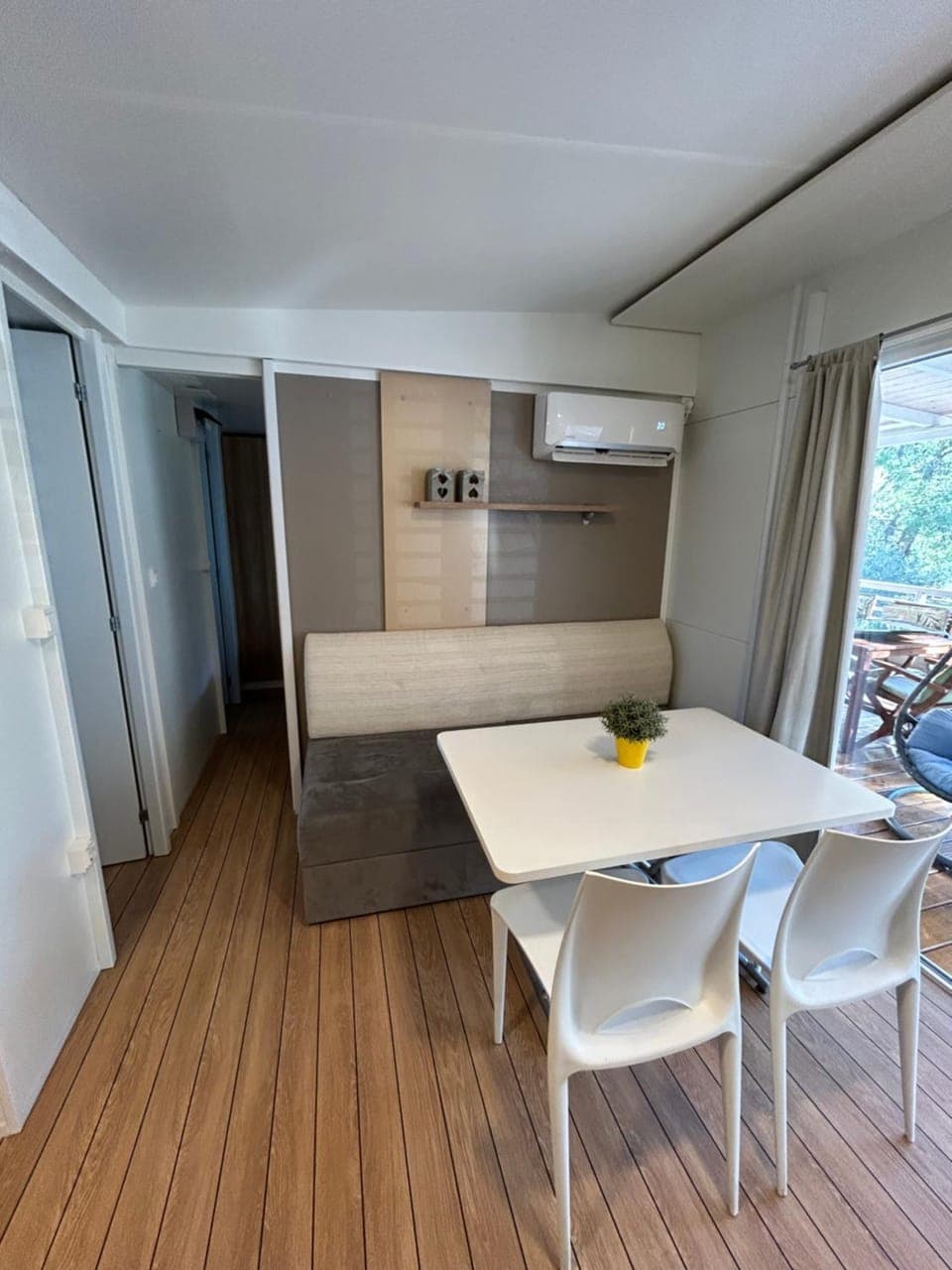 Seating area, Dining area