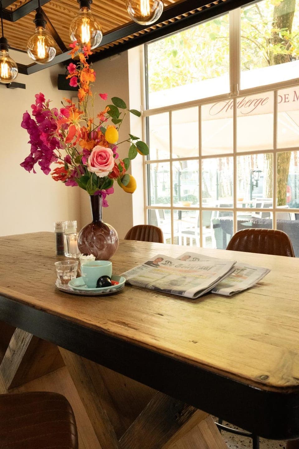 Property building, Restaurant/places to eat, Game Room, Decorative detail, Dining area, Breakfast, Drinks