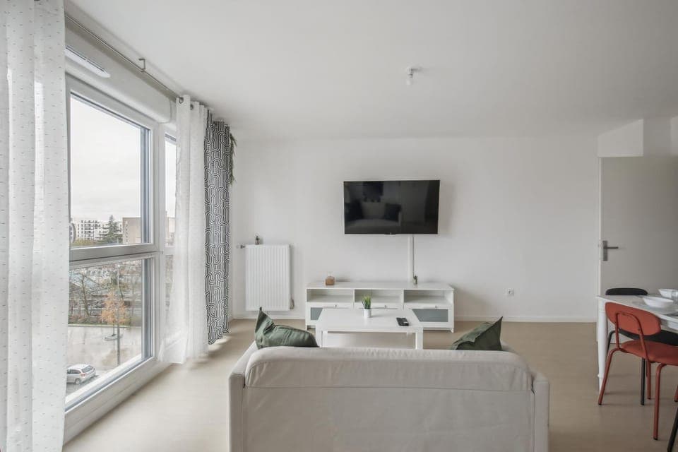 TV and multimedia, Living room, Seating area, Dining area